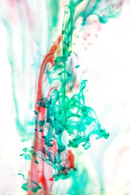 Kırmızı ve yeşil sıvı su içinde