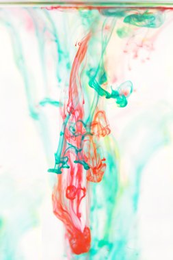 Kırmızı ve yeşil sıvı su içinde