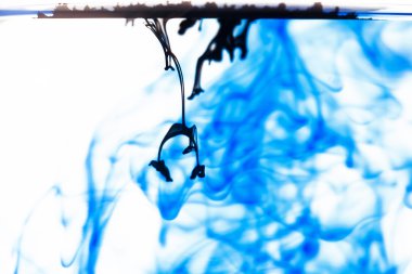 Mavi ve siyah sıvı su içinde