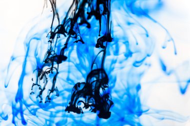 Mavi ve siyah sıvı su içinde