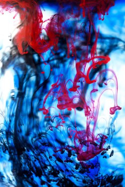 Mavi, kırmızı ve siyah sıvı