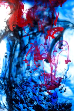 Mavi, kırmızı ve siyah sıvı