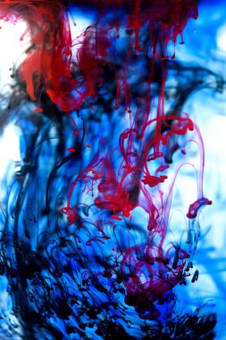 Mavi, kırmızı ve siyah sıvı