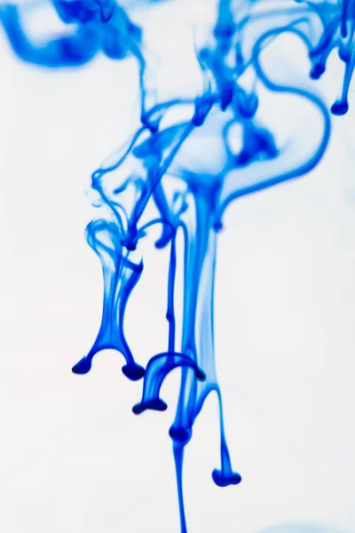 Blauwe vloeistof in water — Stockfoto