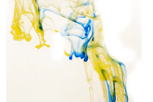Blue and yellow liquid in water — Stock Photo, Image
