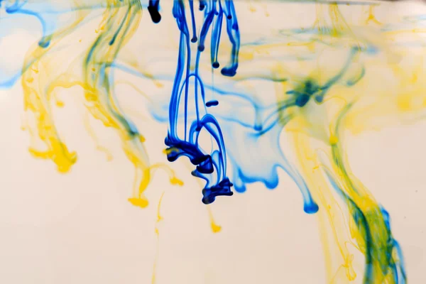 Blue and yellow liquid in water — Stock Photo, Image