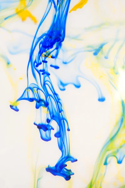 Blue and yellow liquid in water — Stock Photo, Image
