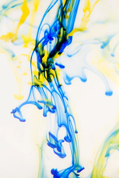 Blue and yellow liquid in water — Stock Photo, Image