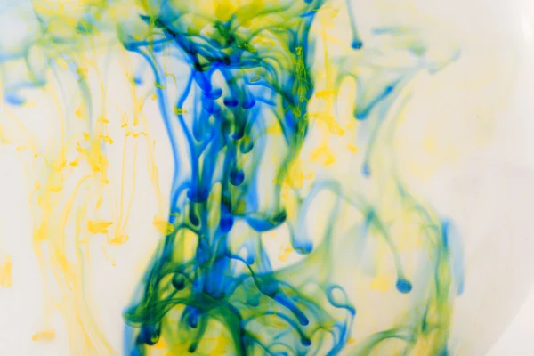 Blue and yellow liquid in water — Stock Photo, Image