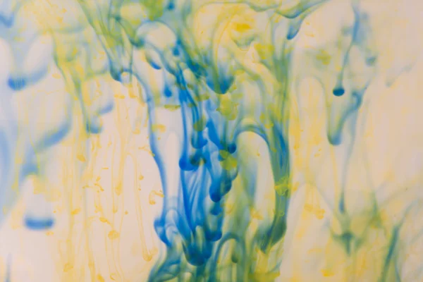 Blue and yellow liquid in water — Stock Photo, Image