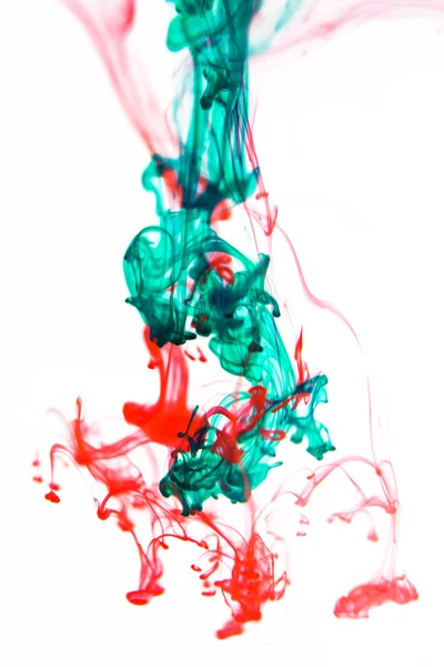 Rode en groene vloeistof in water — Stockfoto