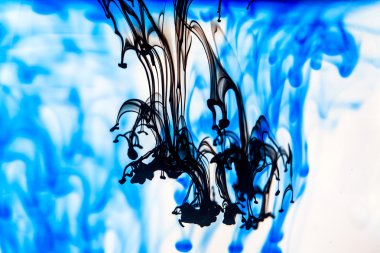 Mavi ve siyah sıvı su içinde