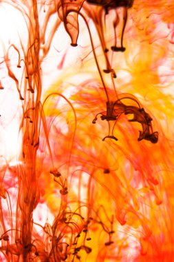 Kırmızı ve sarı sıvı su içinde