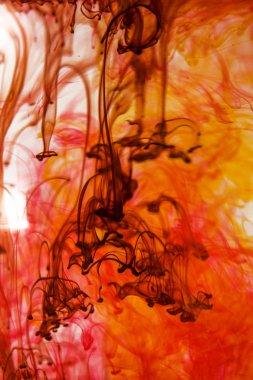 Kırmızı ve sarı sıvı su içinde