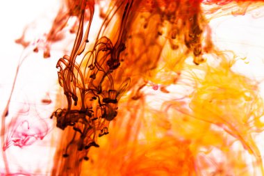 Kırmızı ve sarı sıvı su içinde