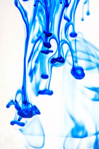 Liquido blu in acqua — Foto Stock