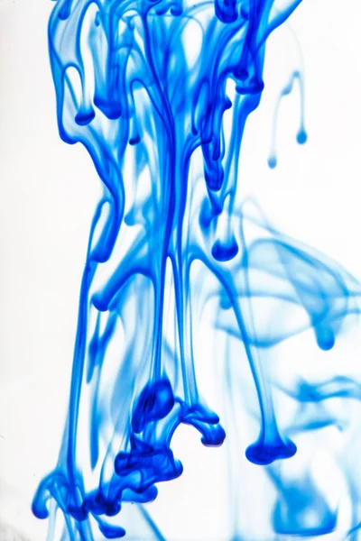 Liquide bleu dans l'eau — Photo