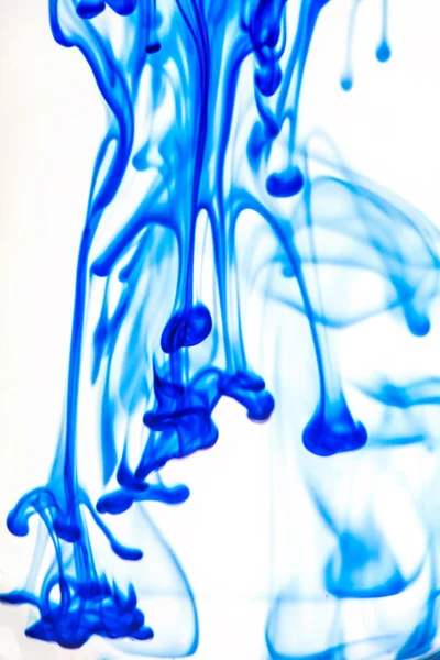Líquido azul na água — Fotografia de Stock