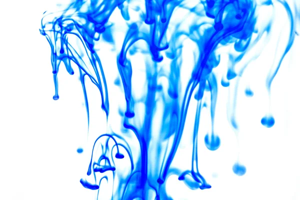 Blauwe vloeistof in water — Stockfoto
