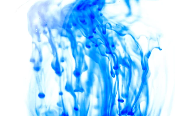 Blauwe vloeistof in water — Stockfoto