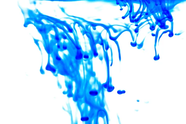 在水中的蓝色液体 — 图库照片