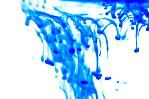 Голубая жидкость в воде — стоковое фото