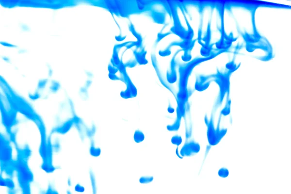 Синя рідина у воді — стокове фото