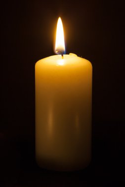 Siyah arkaplanda bir mum
