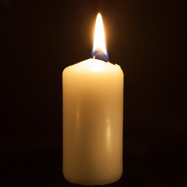 Siyah arkaplanda bir mum