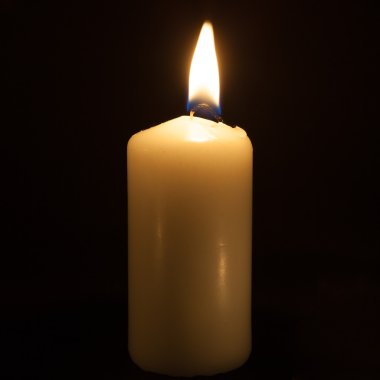 Siyah arkaplanda bir mum