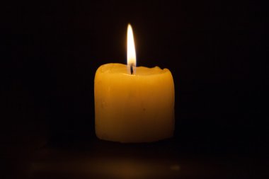 Siyah arkaplanda bir mum