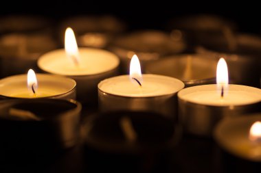 Karanlıkta kesme mumlar