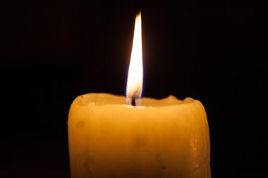 Siyah arkaplanda bir mum