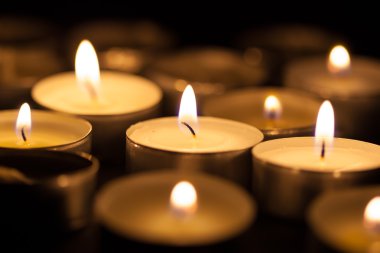 Karanlıkta kesme mumlar