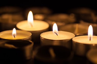 Karanlıkta kesme mumlar