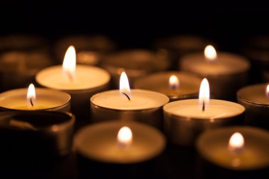 Karanlıkta kesme mumlar