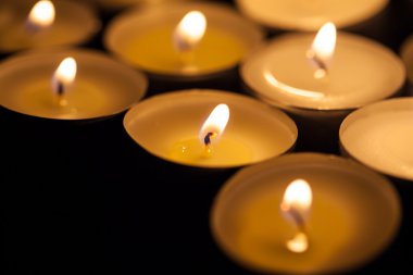 Karanlıkta kesme mumlar