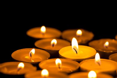 Karanlıkta kesme mumlar