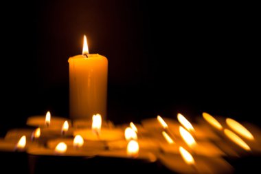 Karanlıkta kesme mumlar