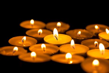 Karanlıkta kesme mumlar