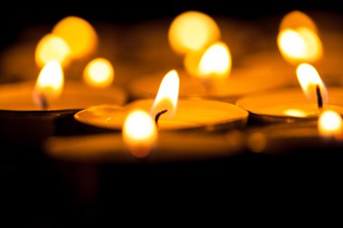 Karanlıkta kesme mumlar