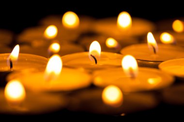 Karanlıkta kesme mumlar