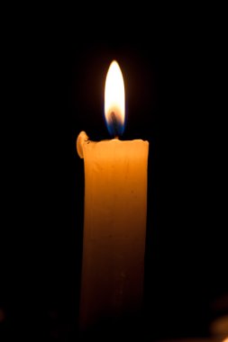 Siyah arkaplanda bir mum