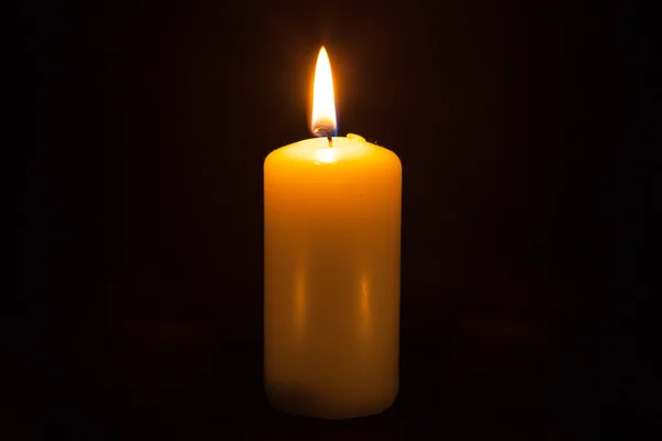 Kerze auf schwarzem Hintergrund — Stockfoto