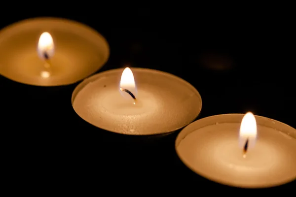 Velas cortando a escuridão — Fotografia de Stock