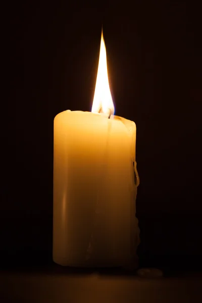 Свічка на чорному фоні — стокове фото