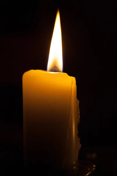 Kerze auf schwarzem Hintergrund — Stockfoto
