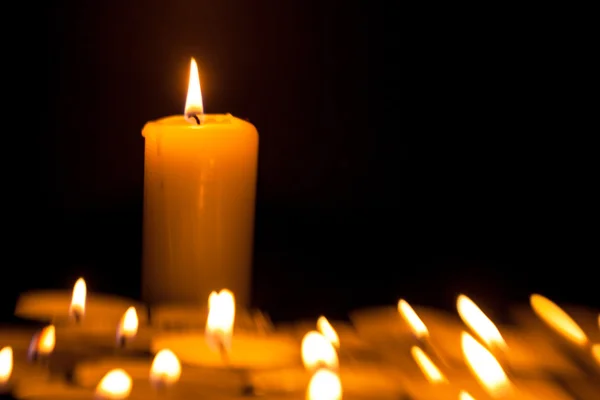 Candele che tagliano attraverso l'oscurità — Foto Stock