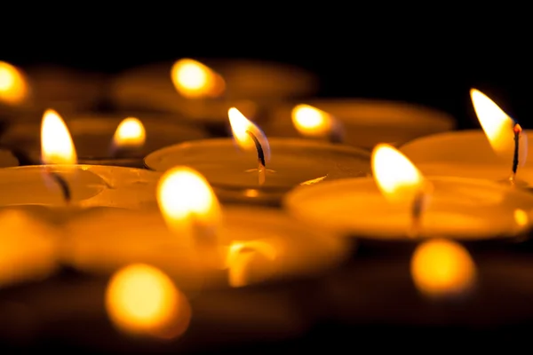 Κεριά που εισχωρούν βαθιά μέσα στο σκοτάδι — Φωτογραφία Αρχείου