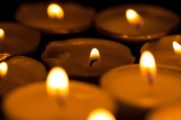 Velas cortando a escuridão — Fotografia de Stock